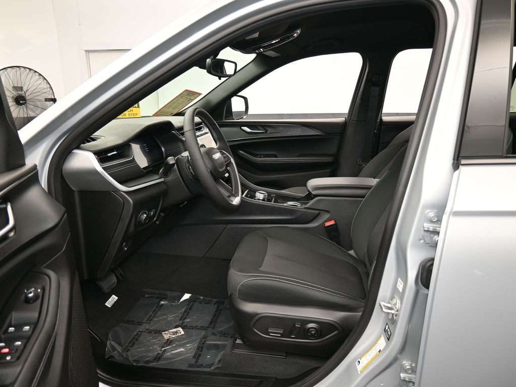 Used 2024 Silver Zynith Jeep Laredo image 11