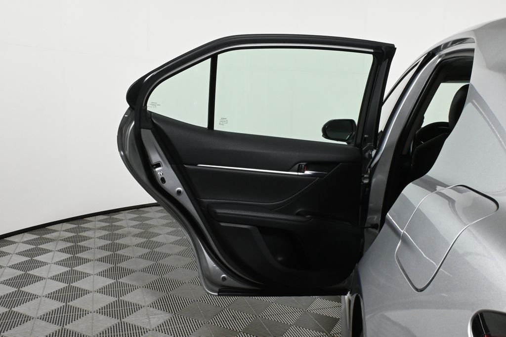 2018 Toyota Camry XSE 32