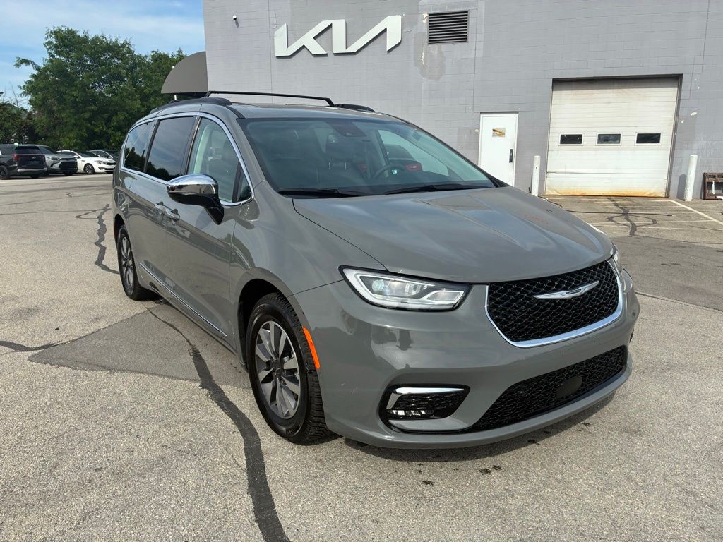 Ceramic Gray Clearcoat 2023 Chrysler Pacifica Hybrid Minivan Front-Wheel Drive Continuously Variable Transmission