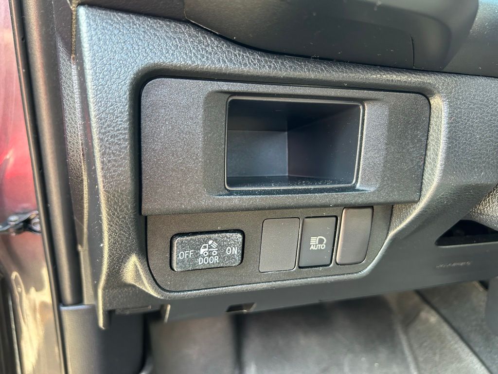 Thumbnail: 2018 Toyota Tacoma - 17