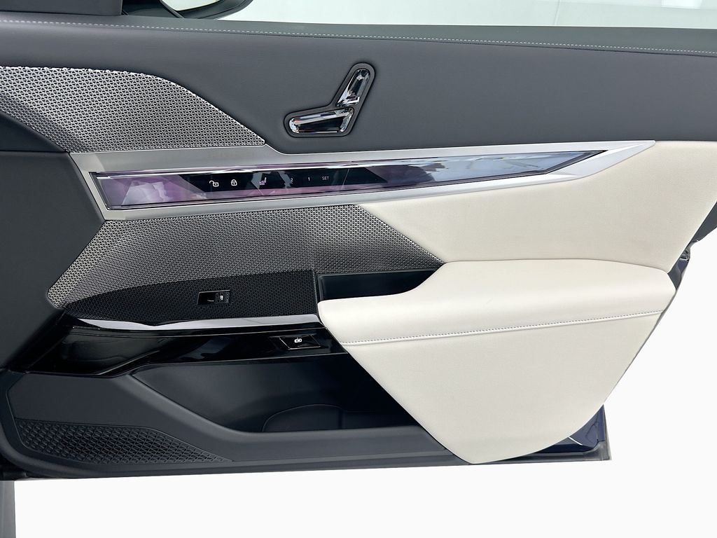 Thumbnail: 2026 BMW i7 - 24