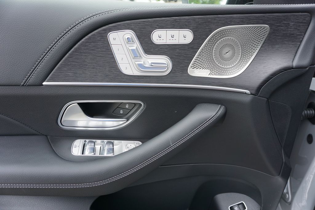 2025 Mercedes-Benz GLS 450 4MATIC 22