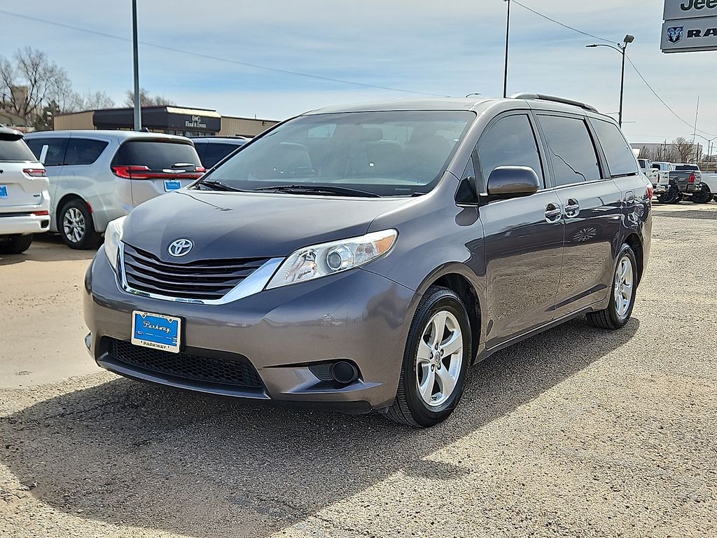 2017 Toyota Sienna LE 7-Passenger Auto Access Seat FWD