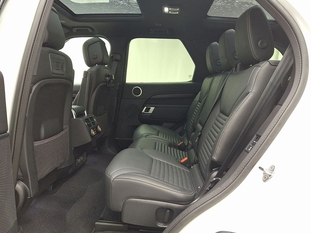 Thumbnail: 2023 Land Rover Discovery - 10