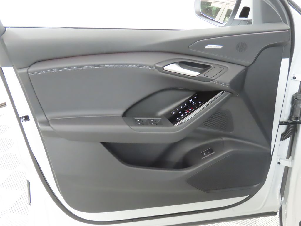 Thumbnail: 2025 Audi Q6 e-tron - 25