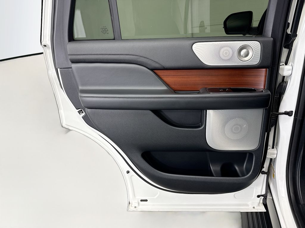 Thumbnail: 2020 Lincoln Navigator - 25