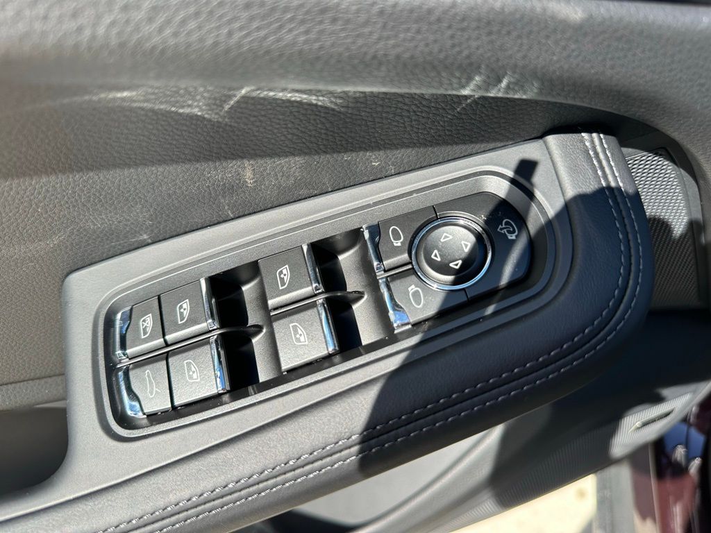 Thumbnail: 2026 Porsche Macan - 20