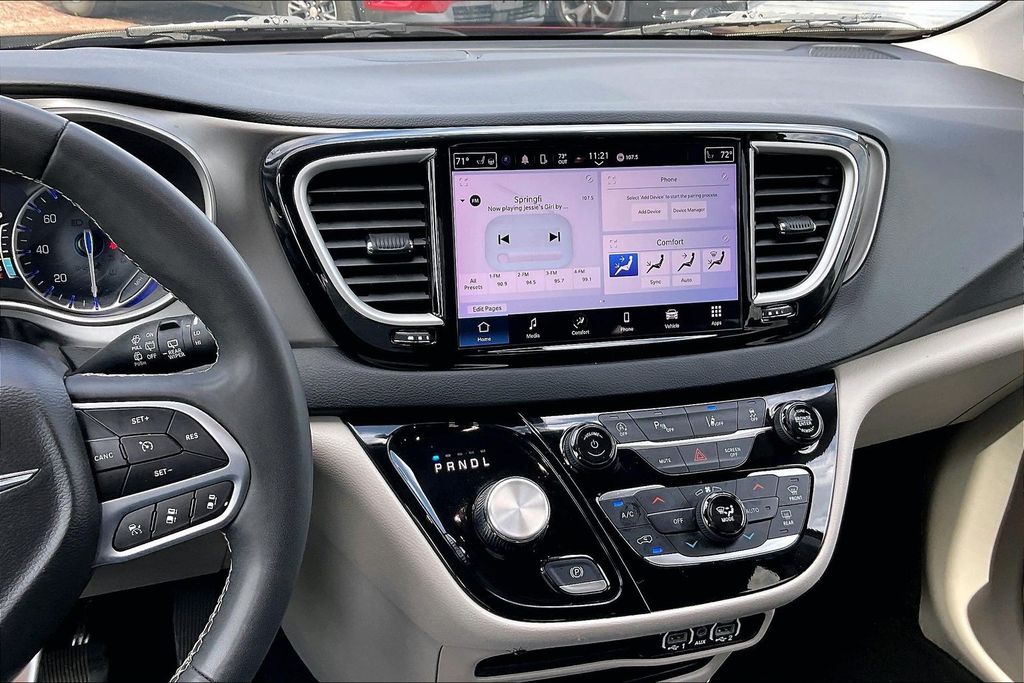 Used 2023 Chrysler Pacifica Touring L 4D Passenger Van
