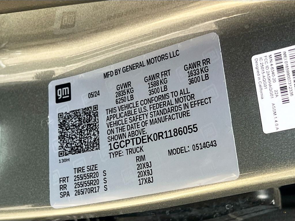 Used 2024 Gray Chevrolet Z71 image 32