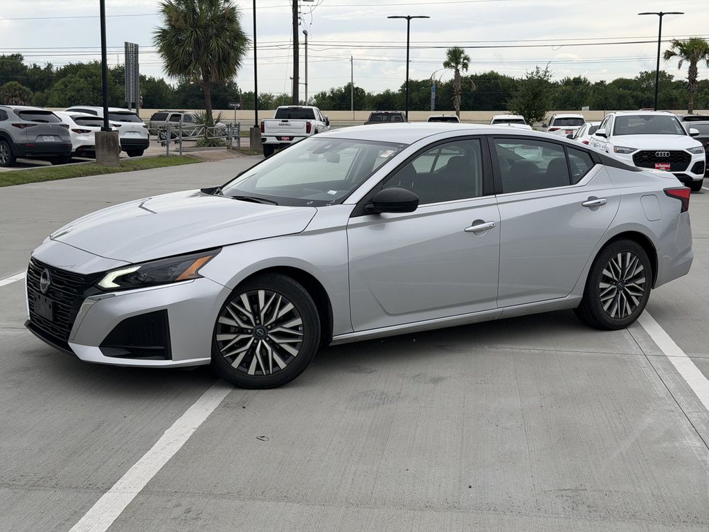 Brilliant Silver Metallic 2024 Nissan Altima Sedan Front-Wheel Drive Continuously Variable Transmission