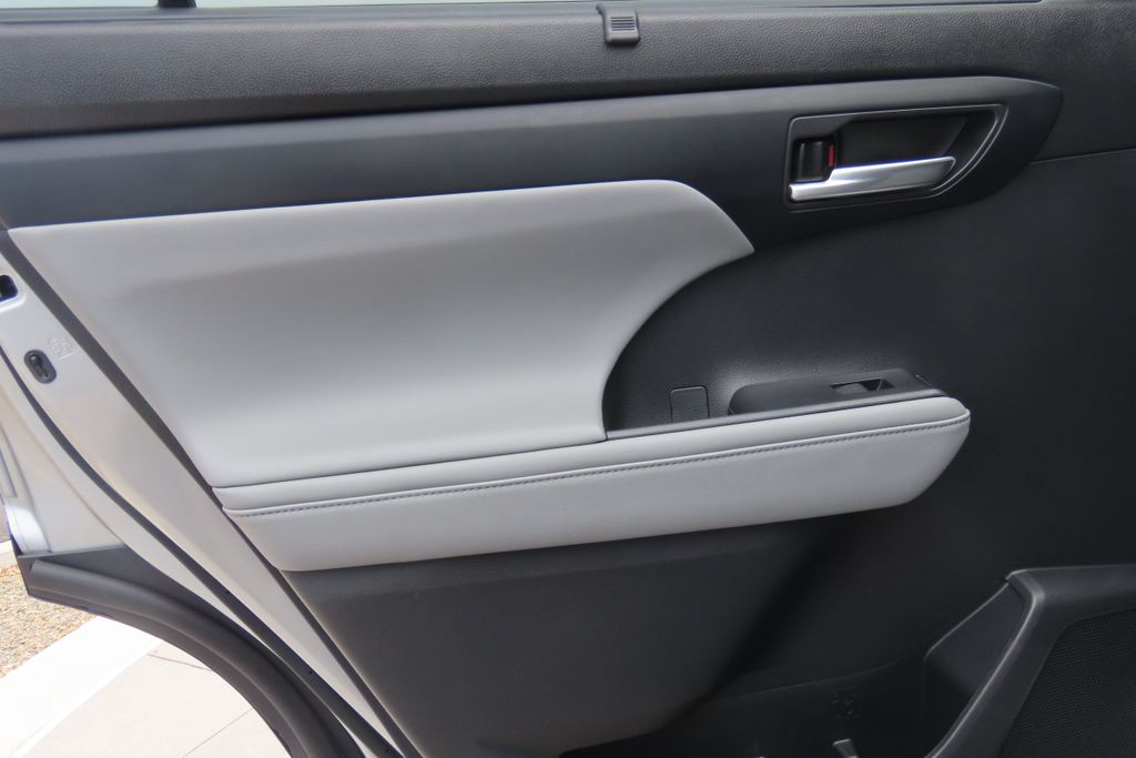 Thumbnail: 2023 Toyota Highlander - 25