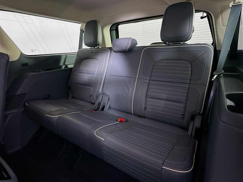 Thumbnail: 2020 Lincoln Navigator L - 28