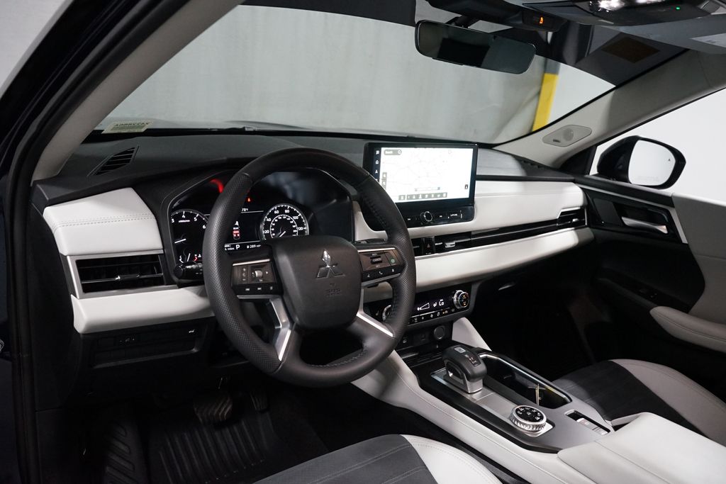 Thumbnail: 2025 Mitsubishi Outlander - 11