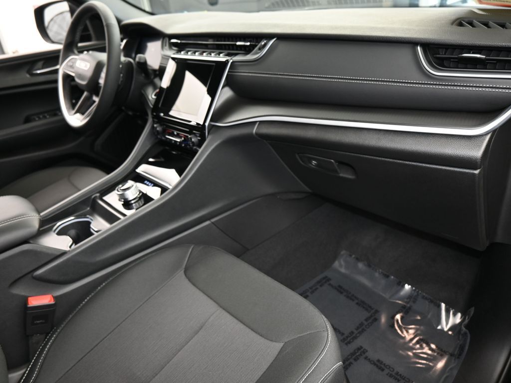 Used 2025 Diamond Black Crystal Pearlcoat Jeep Laredo image 45