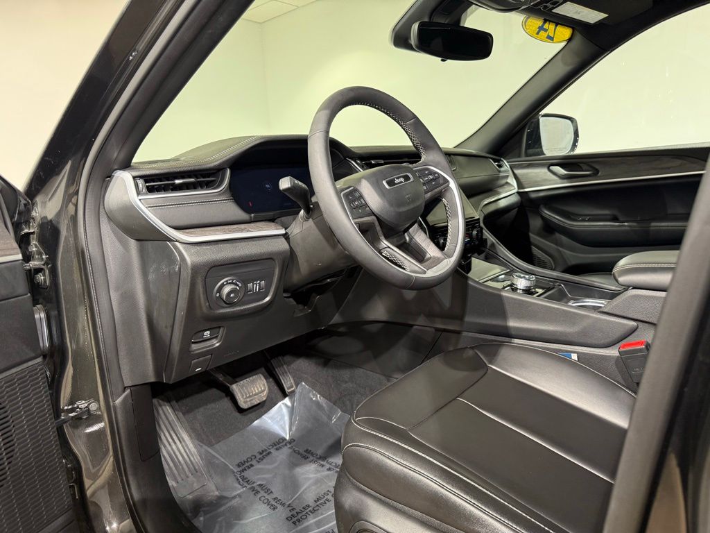 Thumbnail: 2024 Jeep Grand Cherokee - 16