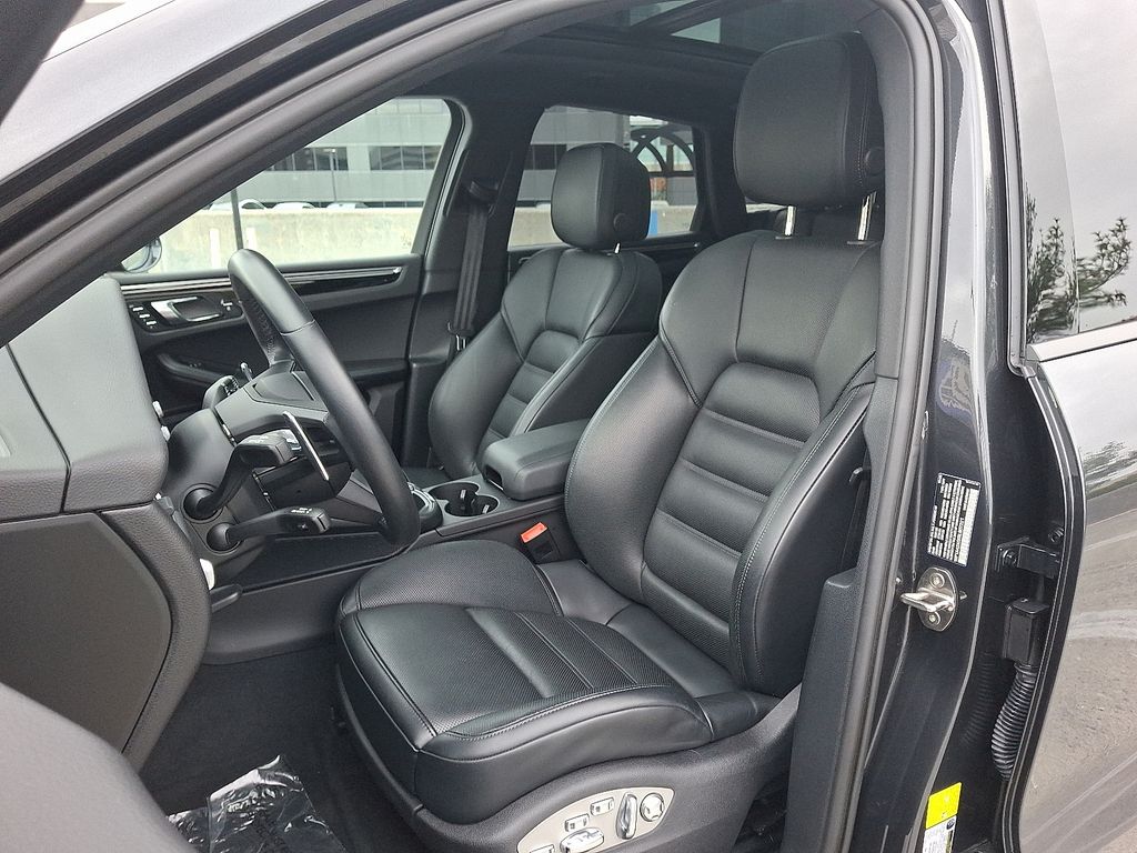 Thumbnail: 2024 Porsche Macan - 5