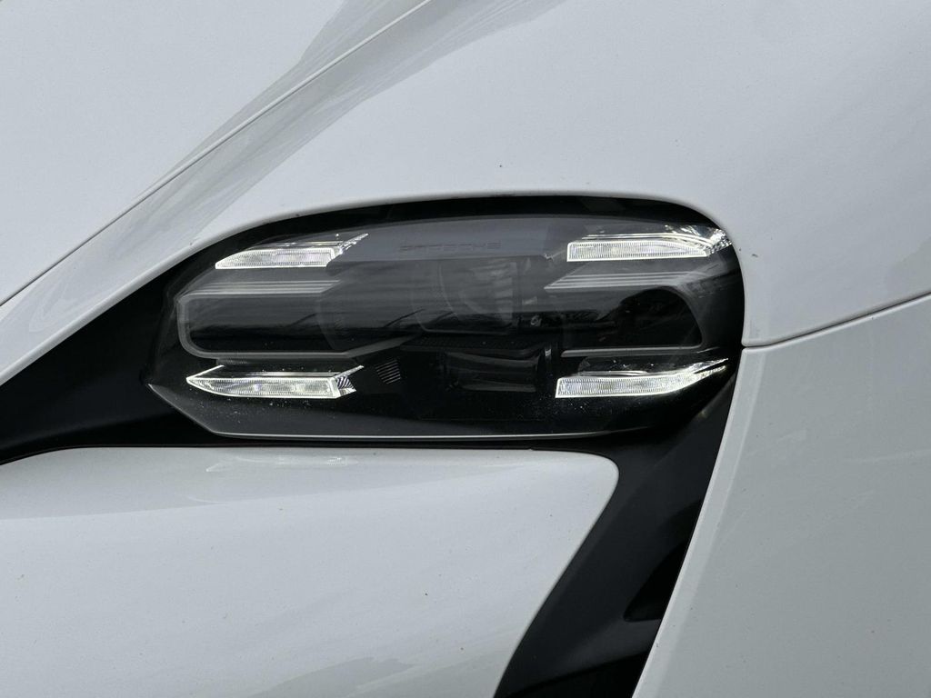 Thumbnail: 2021 Porsche Taycan - 3