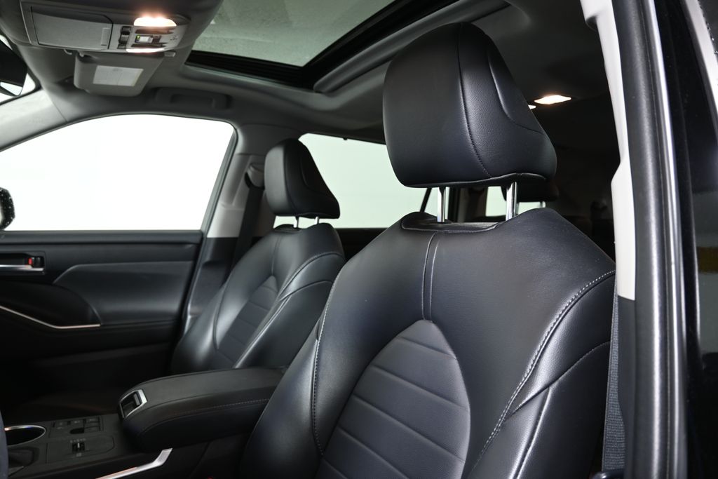 Thumbnail: 2023 Toyota Highlander - 4