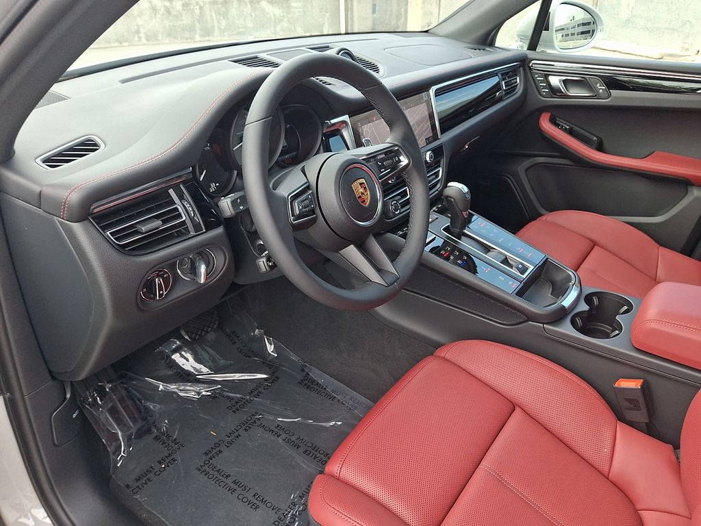 Thumbnail: 2026 Porsche Macan - 4