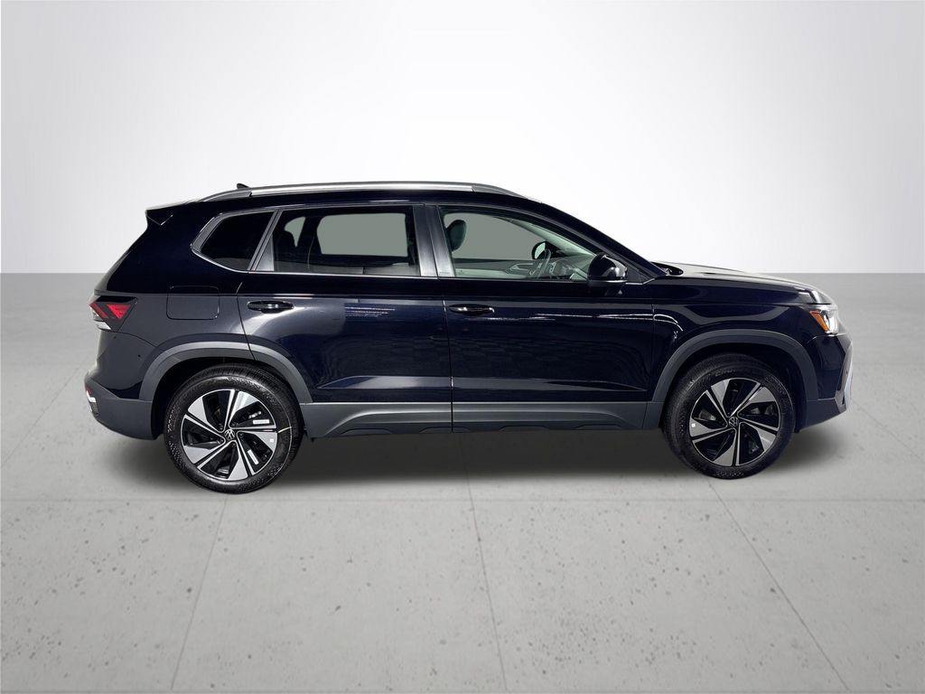 2025 Volkswagen Taos SE photo 4