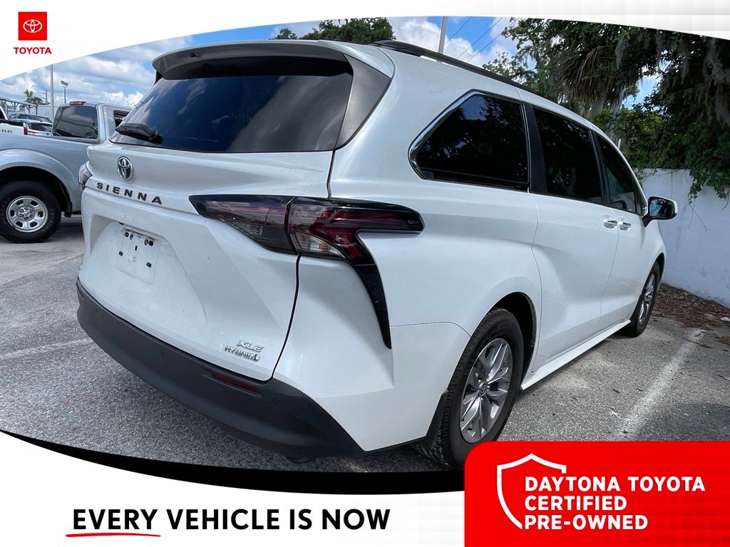 2023 Toyota Sienna XLE - Photo 3