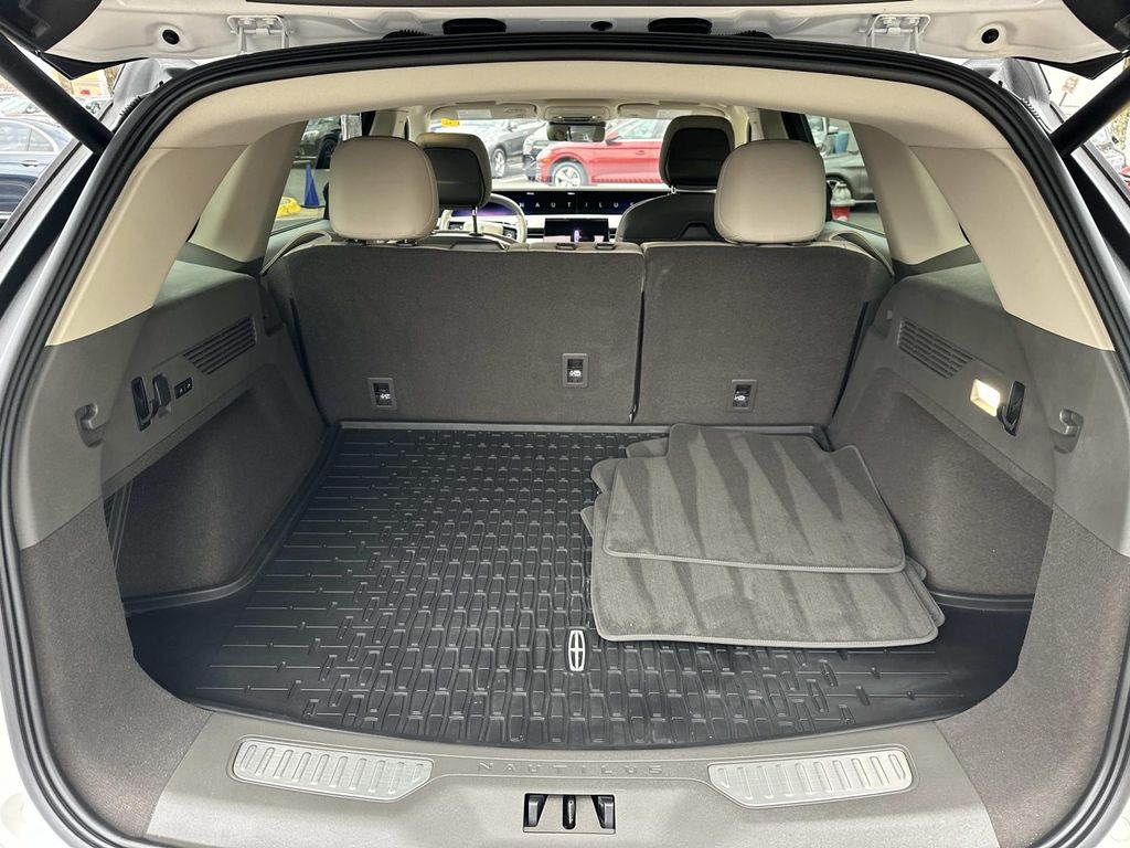 Thumbnail: 2025 Lincoln Nautilus - 25