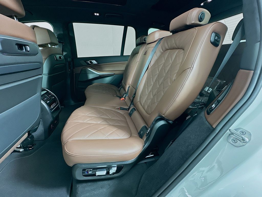 Thumbnail: 2026 BMW X7 - 17