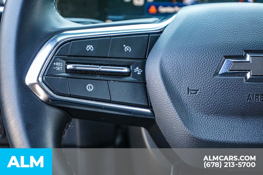 Used 2025 Gray Chevrolet Z71 image 31