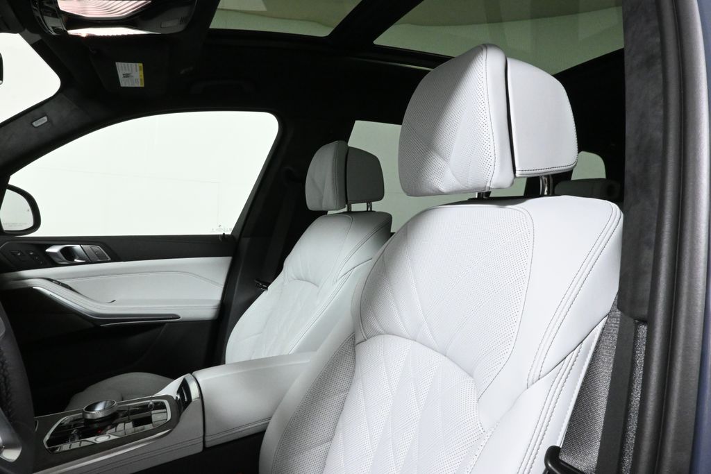Thumbnail: 2026 BMW X7 - 16