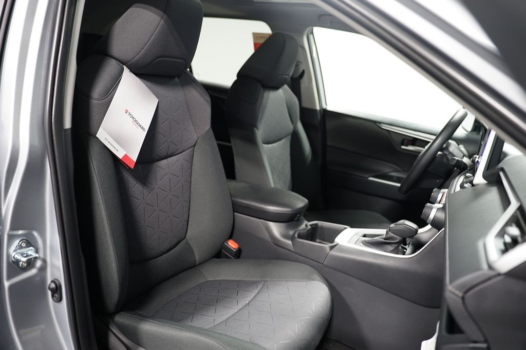 2025 Toyota RAV4 XLE 28