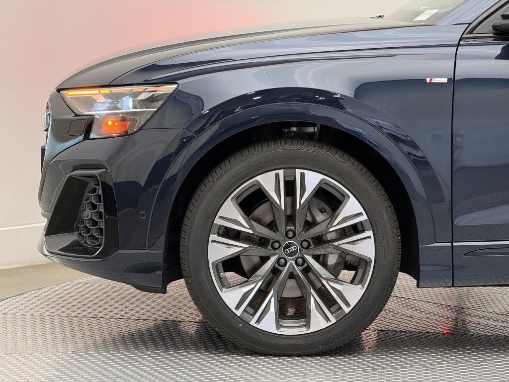 Thumbnail: 2026 Audi Q8 - 5