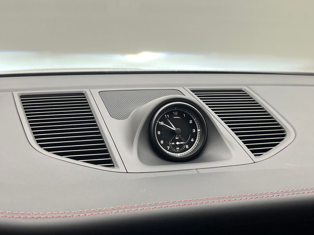 Thumbnail: 2025 Porsche Macan - 25