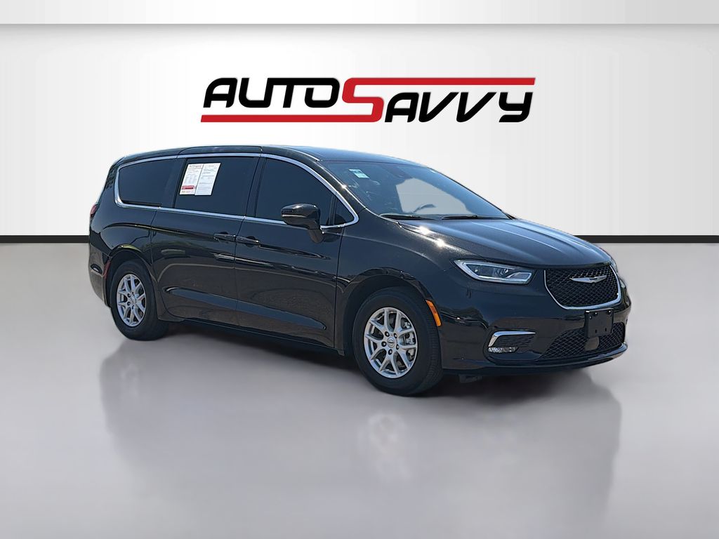 2025 Chrysler Pacifica Select's photo