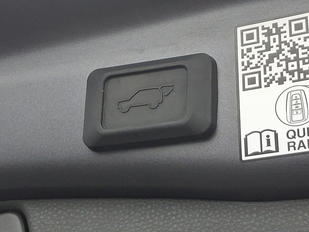 2024 Toyota RAV4 XSE 32