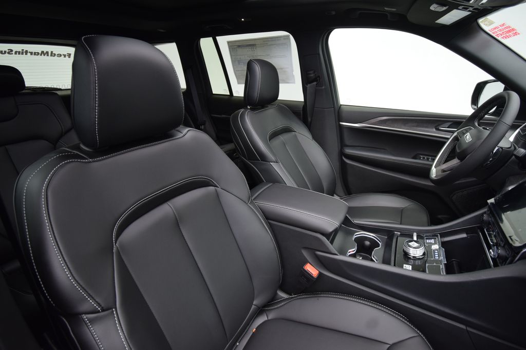 new 2025 Jeep Grand Cherokee car, priced at $50,186