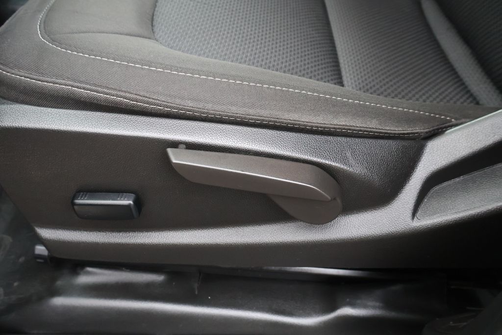 Thumbnail: 2022 Chevrolet Colorado - 18