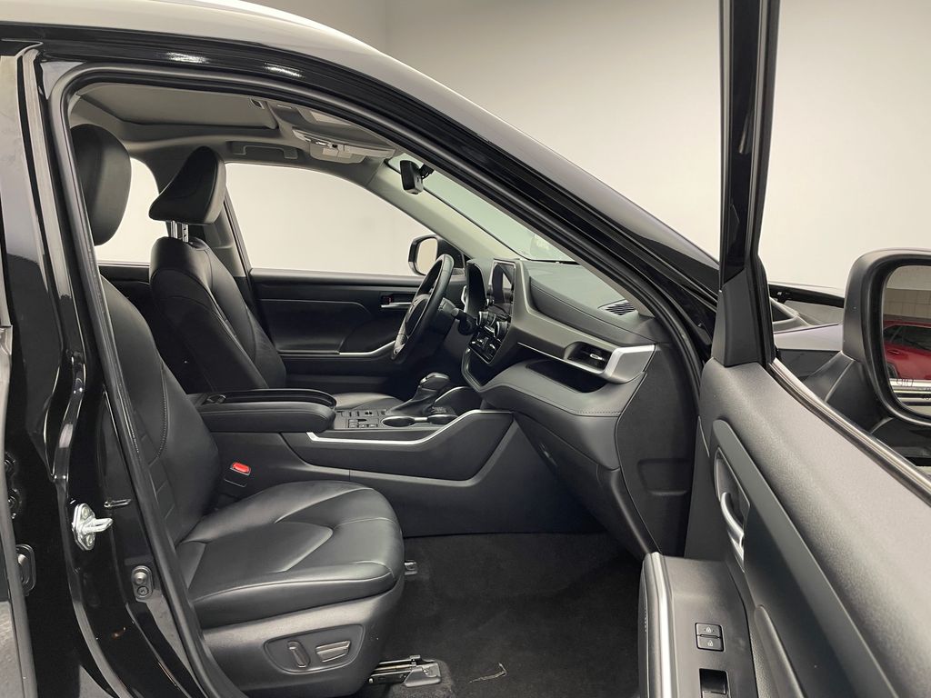 2023 Toyota Highlander XLE 17