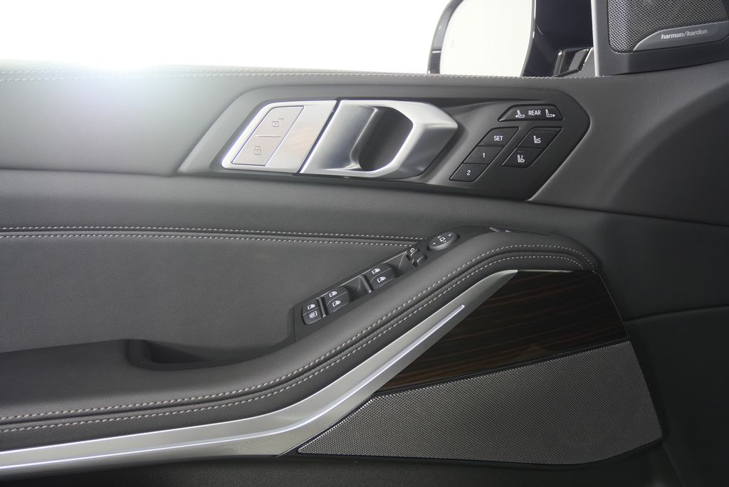 Thumbnail: 2027 BMW X7 - 8