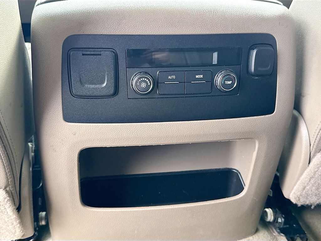 2019 Chevrolet Suburban LT - Photo 23