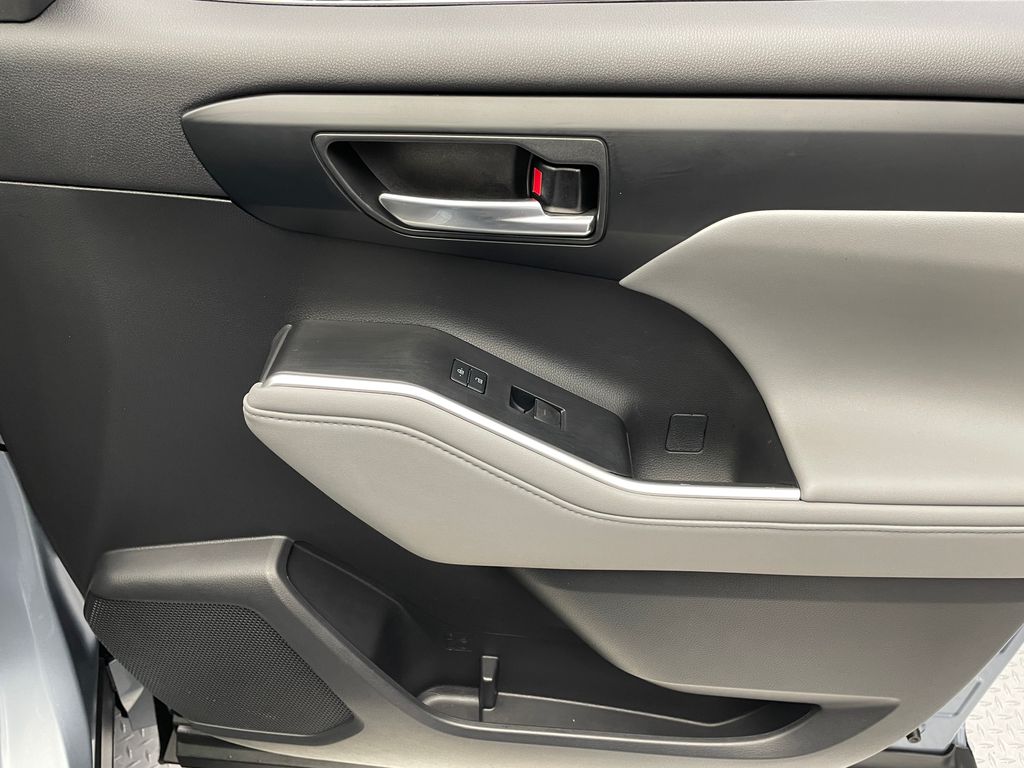 Thumbnail: 2021 Toyota Highlander - 15