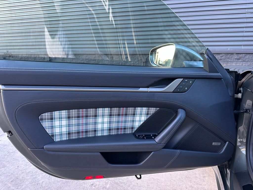 Thumbnail: 2025 Porsche 911 - 14