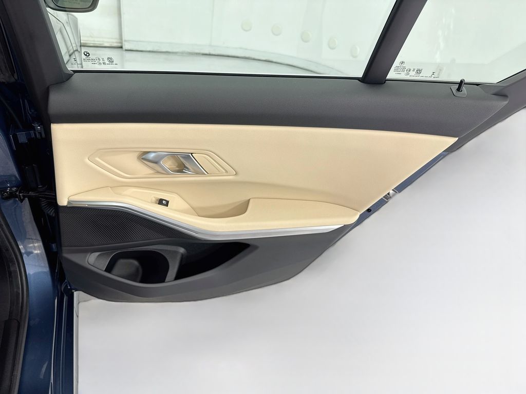 Thumbnail: 2025 BMW 3 Series - 26