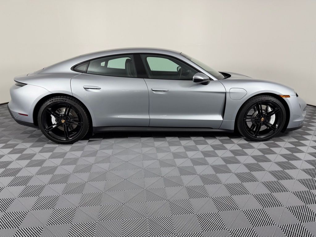 Thumbnail: 2022 Porsche Taycan - 11