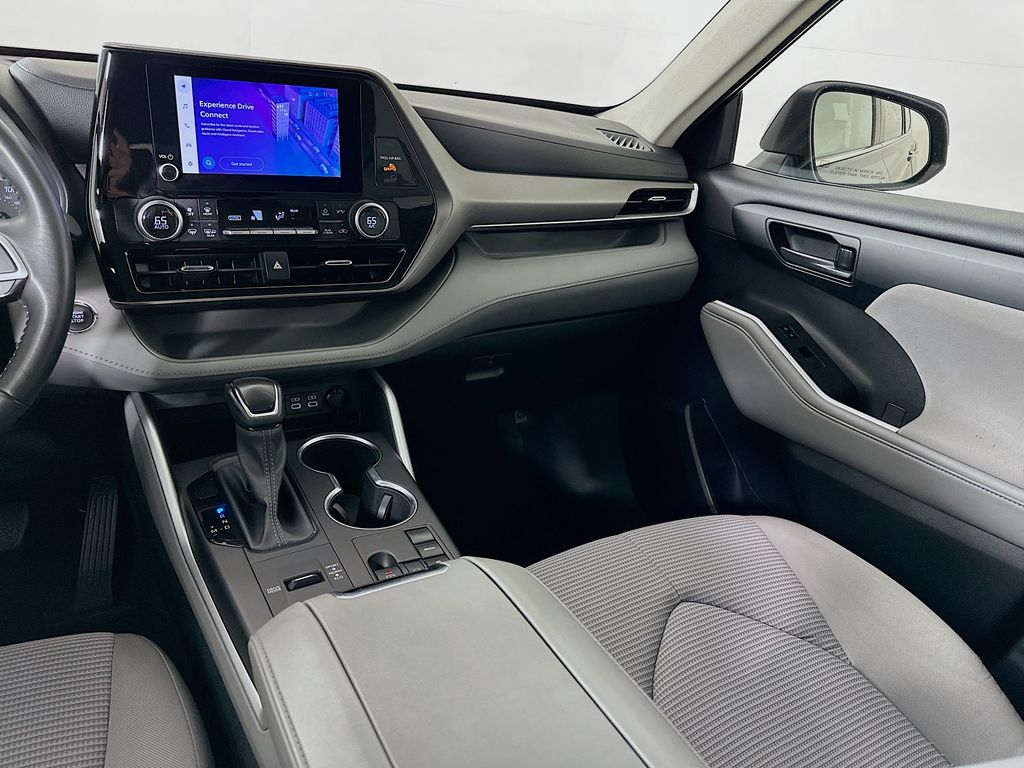 Thumbnail: 2023 Toyota Highlander - 23