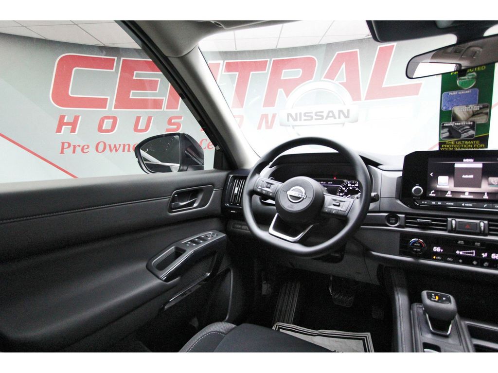2025 Nissan Pathfinder S - 7