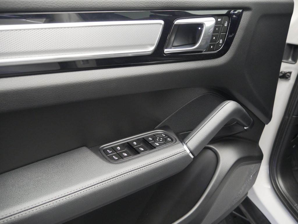 Thumbnail: 2023 Porsche Cayenne - 17