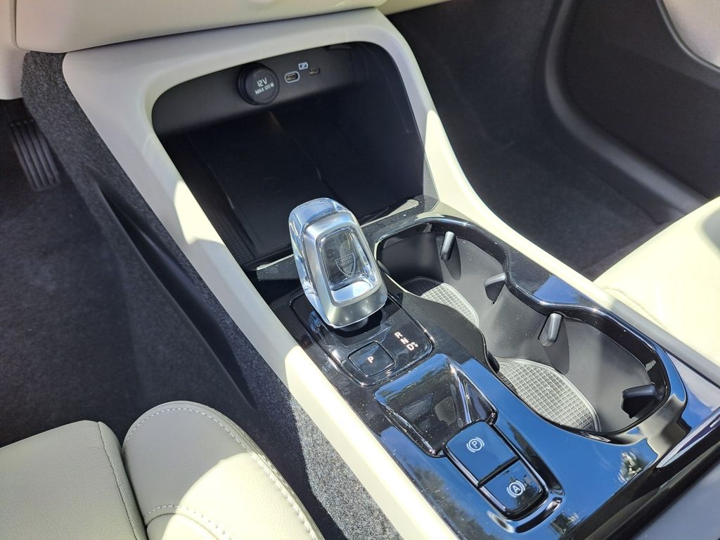 2026 Volvo XC40 Plus - Photo 10