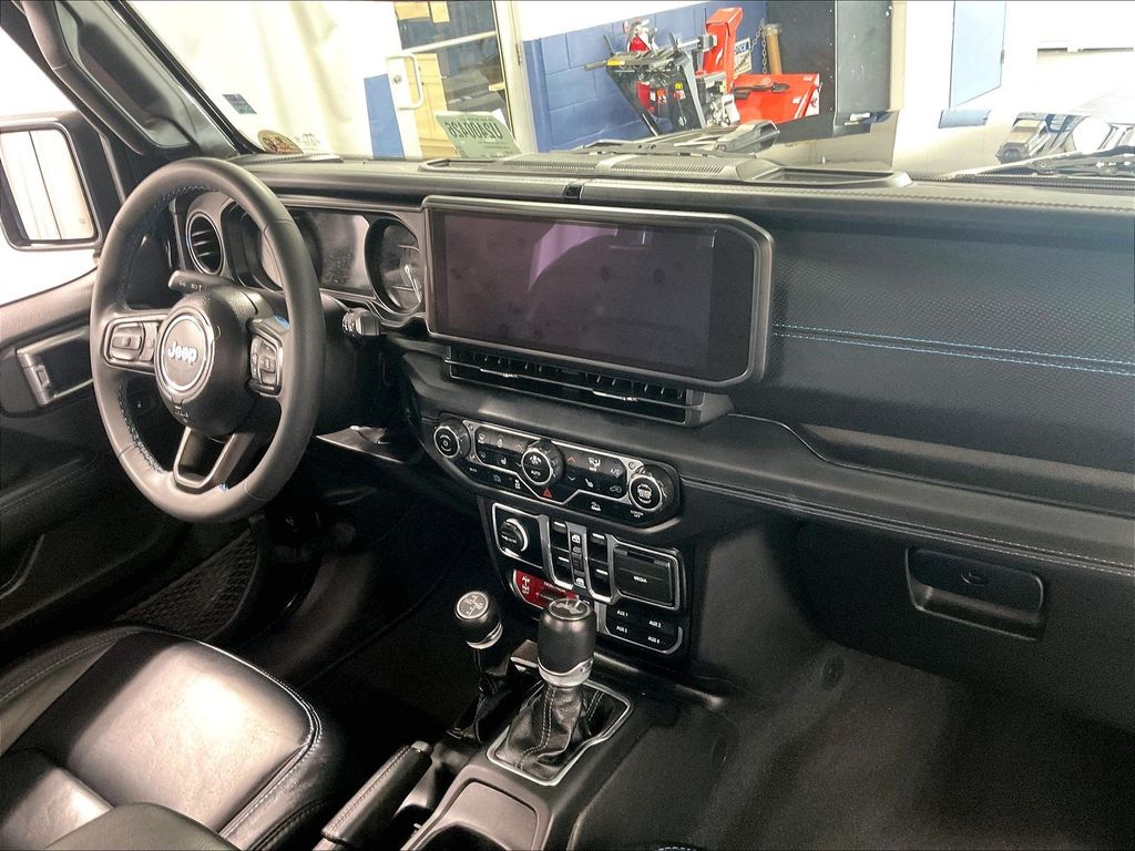 2024 Jeep Wrangler — photo 14