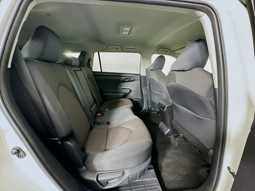 2024 Toyota Highlander LE 27