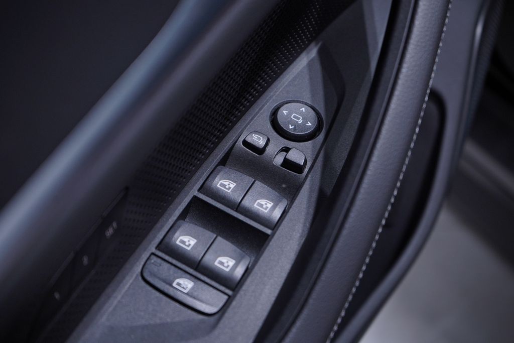 Thumbnail: 2025 BMW i4 - 17